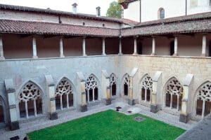 Cloître intérieur de l’abbaye d’Ambronay, Ain.
